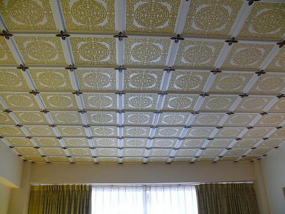 Плитка для потолка из пенопласта - правильная покраска потолочной плитки 3