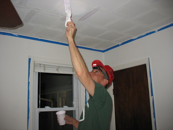 Плитка для потолка из пенопласта - правильная покраска потолочной плитки 4